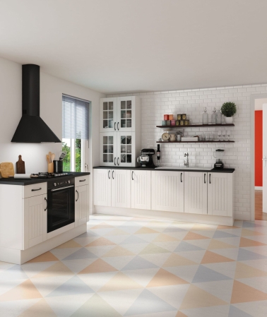 Une cuisine blanche au carrelage métro avec un revêtement sol original Cette cuisine blanche fait l’impasse sur les éléments hauts au profits de deux étagères de rangement déco et de deux caissons vitrés qui font penser à un vaisselier ancien.