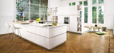 Une cuisine blanche laquée qui invite la nature Rien de tel que le bois pour apporter de la chaleur à une cuisine blanche qui reflète bien votre esprit de famille sans sacrifier votre goût pour le design contemporain.