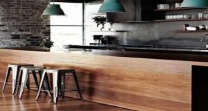 La cuisine ouverte ne se limite pas au blanc ou au rouge pour faire sa déco. Une cuisine noire, même ouverte sur le salon c’est top tendance. La preuve avec ces cuisines ouvertes ou le noir est au coeur de la déco.