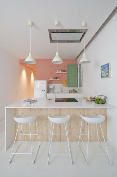 Une cuisine s'ouvre sur le salon grâce au bar La cuisine ouverte est souvent séparée du salon par un bar sur lequel on peut prendre le petit déjeuner et le goûter. Prévoyez trois beaux tabouret design pour la touche déco !