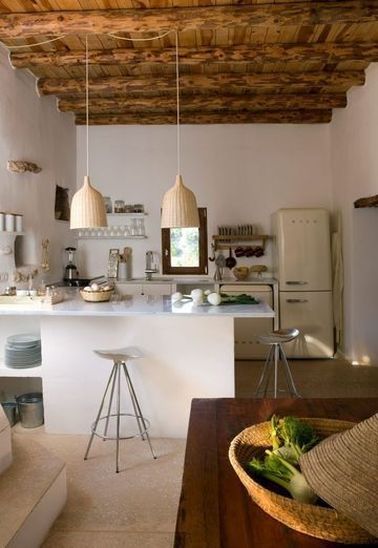 Une cuisine spacieuse ouverte en U La cuisine ouverte convient bien aux grands espaces et aux maisons typiques, car elle met en avant leurs particularités : poutres, niches, renforts en pierres, ...