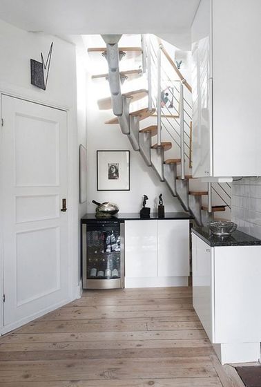 Une cuisine toute en ouverture sous l’escalier Il n'y a pas toujours besoin d'abattre une cloison pour installer une cuisine : ici, on ouvre en tirant partie de l'espace sous l'escalier pour installer un maximum de rangements.