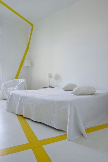 Une déco vierge pour la chambre (murs peints en blanc, linge de lit blanc) ne signifie pas absence de déco : apportez de la chaleur avec des touches de couleur.