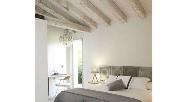 Une déco de chambre avec poutres apparentes c'est une ambiance déco sympa qui s’installe dans la chambre. Apparentes, poutres blanchies ou laissées en bois brut 10 idées déco pour s’inspirer. Chambre organisée autour de poutres blanchies ou en bois brut,