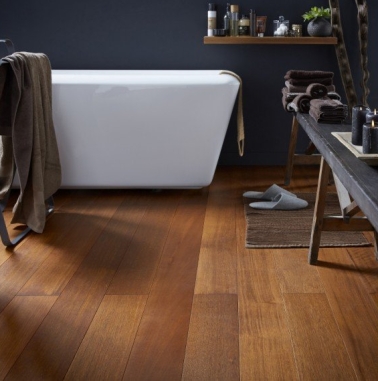 Le parquet massif apporte du cachet à la déco d’une salle de bain de couleur gris anthracite. Indémodable, il est aussi très agréable au quotidien, car il apporte de la chaleur.