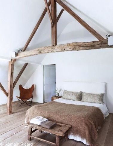 Une déco de chambre avec poutres marron et blanche