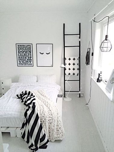 On ne se lasse pas d'une déco bicolore dans la chambre. La douceur du blanc immaculé crée une ambiance propice au repos, et les détails noirs rehaussent la pièce.