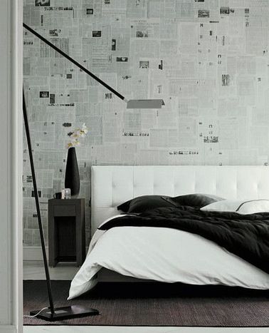 La déco blanche de cette chambre a du caractère grâce à un mur en briques anciennes et un plancher en bois massifs peints en blanc pour mettre un coup de propre.