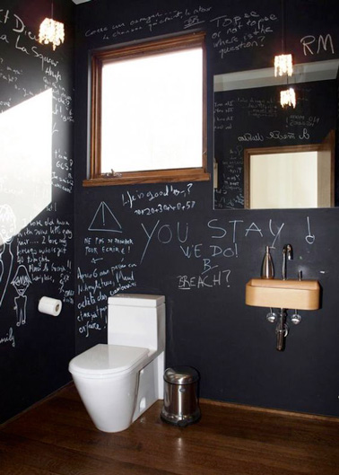 La peinture tableau noir, la déco WC qui fait mouche à tous les coups ! Des murs originaux dans les toilettes pour une déco unique et hyper sympa favorisant l’expression et le partage. 