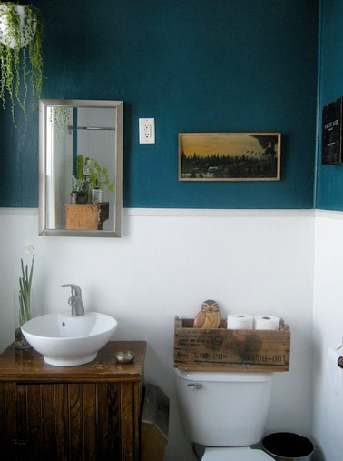 Une déco originale de couleur bleu canard pour des toilettes hyper tendance où les touches déco rappellent la méditerranée ! Une bonne idée pour relooker la déco des WC 