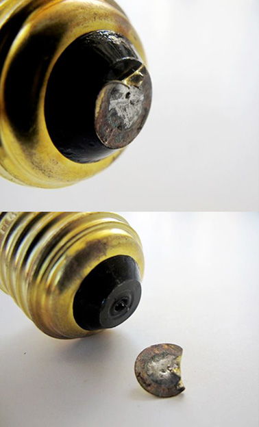 Pour ce DIY, utilisez une ampoule qui ne marche plus, détournez-la et fabriquez un petit vase ultra déco et malin qui accueillera des fleurs pour égayer votre maison ! 