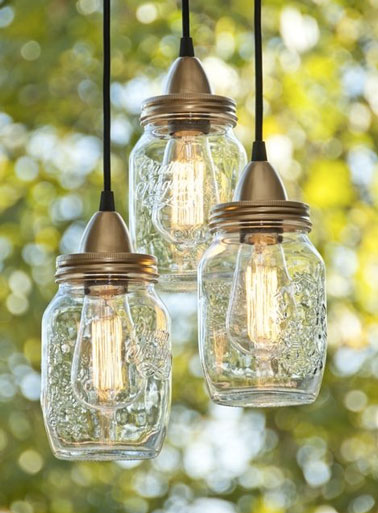 Voilà une lanterne de jardin fun et originale réalisée à partir d'un pot de récup de confiture ! Une idée ingénieuse pour éclairer l'extérieur pendant les beaux jours 