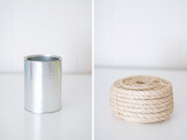 Pour réaliser un joli vase unique afin de sublimer votre déco intérieure avec des fleurs, utilisez une boite métallique de récup et une belle corde solide !
