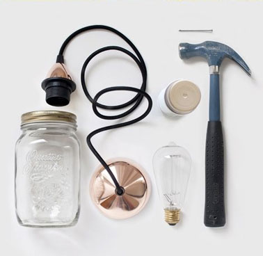 Un DIY astucieux pour fabriquer une lanterne de jardin originale et unique en utilisant simplement une ampoule et un pot de récup ! Une belle déco pour éclairer le jardin, le balcon ou la terrasse 