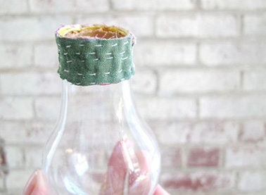 Décorez votre ampoule selon vos goûts pour que votre petit vase s’accorde harmonieusement avec votre déco ! Un DIY astucieux qui laisse parler votre créativité 