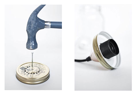 Pour la première étape de ce DIY, faites un trou dans le couvercle de votre pot de récup à l'aide un marteau et d'un clou pour y insérer le cable de suspension de l'ampoule 