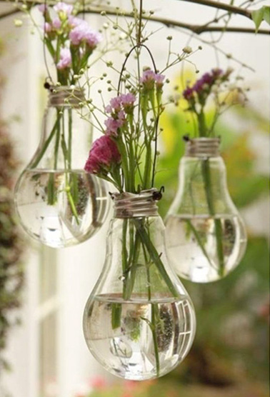 Parsemez votre maison de jolis vases réalisés à partir d’ampoules ! Une déco originale et facile à faire qui mettra de la couleur et de l’originalité dans vos pièces 