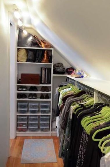 Pourquoi pas transformer ses combles en dressing qui n'est pas cher à aménager mais qui est super pratique pour vous ? Exploiter l'espace normalement perdu, ça agrandit la maison !