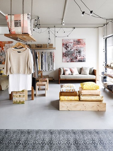 Un dressing pas cher et inventif se tape l’incruste dans un grand studio pour structurer l’espace et mettre en avant nos dernières trouvailles shopping. Une idée déco à garder en tête.