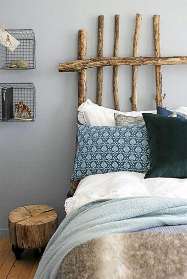 Dans la déco de cette chambre, on a accentué le style bucolique en fixant au mur deux paniers de cuisine anciens qui se transforment en une étagère improvisée.