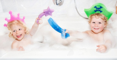 Pour se laver et s'amuser pendant le bain, rien de mieux que des éponges hyper rigolotes ! Un accessoire indispensable dans la salle de bain enfant pour passer un bon moment et bien se frotter 