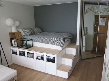 Ce lit avec rangement est posé sur une estrade assez haute pour y loger des placards et des tiroirs. La finition blanc et bois clair peut être transposée dans la plupart des chambres.