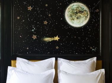 Pour fabriquer cette tête de lit comme un pro, pas besoin d’être un grand artiste peintre : des pochoirs et de la peinture en bombe seront vos alliés pour un résultat qui fait rêver.