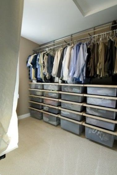 Pour créer son dressing pas cher et malin dans des combles, pas besoin de se casser la tête ! Il n'est pas nécessaire d'investir dans des meubles très esthétique : ici, l'aspect pratique prime.