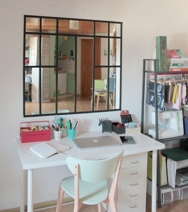 Voilà une verrière intérieure hyper originale qui donne de la profondeur à la pièce grâces aux miroirs ! Une bonne idée facile à réaliser pour les petits espaces et un rendu top.