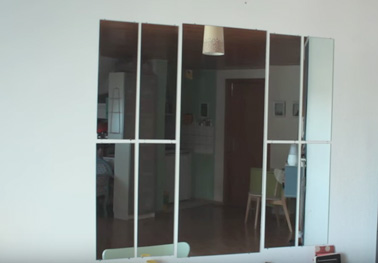 Ensuite, vous n'avez plus qu'à fixer les miroirs de différentes tailles sur le mur. Laissez bien l'espace nécessaire entre chaque miroir pour pouvoir coller les champlats par la suite. 
