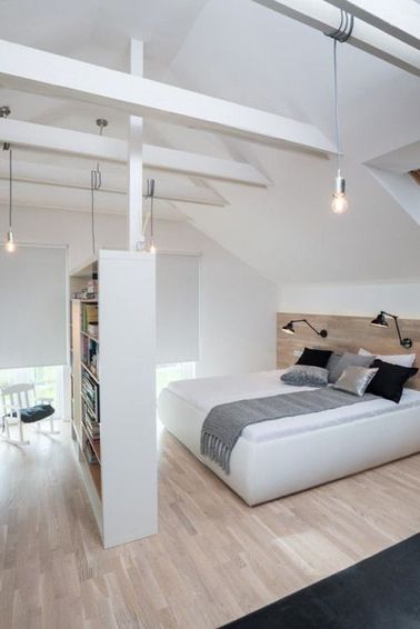Une grande chambre avec poutres et son dressing séparé