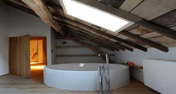 Salle de bain sous pente et sous combles à la déco craquante