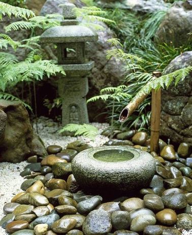 Un jardin zen avec une pagode, une fontaine et des fougères Le jardin zen possède des codes bien précis et compte souvent une fontaine en pierre et bambou. Les fougères se marient bien à cette ambiance grâce à leurs feuilles légères.