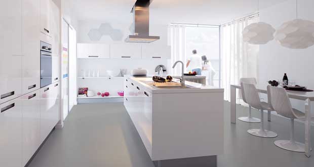La cuisine blanche met tout le monde d’accord ! Déco moderne ou traditionnelle, meubles laqués ou mats, la rénovation de sa cuisine en blanc est un pari gagnant