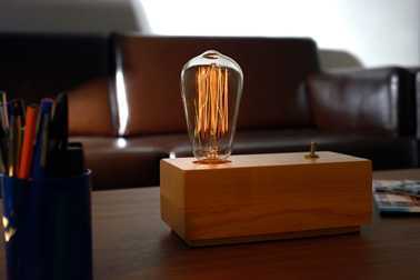 Une superbe lampe vintage qui met en valeur son ampoule ! Une touche rétro dans la déco pour une lumière douce et apaisante, elle trouve parfaitement sa place sur le bureau