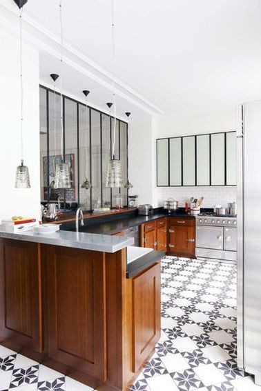 La lumière entre dans tout l’appartement grâce à la verrière intérieure Une cuisine fonctionnelle, lumineuse : voilà ce qu’on veut ! La verrière intérieure est aussi décorative que fonctionnelle, en particulier pour illuminer pièces borgnes et couloirs.