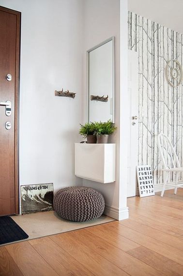 Dans ce petit appartement, on a choisi un revêtement de sol différent, et créer une cloison pour faire un hall d’entrée accueillant.