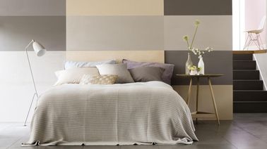 Une mosaïque de peinture chambre en guise de tête de lit La peinture de la chambre contribue à créer une ambiance. Ici elle se veut reposante et hyper originale grâce à des rectangles dans un camaïeu de beige et de gris.