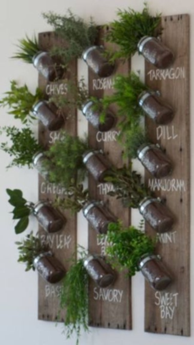 Détournez des vieilles planches en mur végétal grâce à ce projet à installer sur le balcon. Plantez toutes sortes d’herbes qui sentent bon et que vous pourrez utiliser pour agrémenter vos plats.