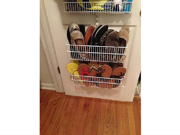 Des paniers sur la porte du placard en guise de range chaussure ? Pourquoi pas ! On peut y ranger tous les modèles de son choix, mais celles qui sont sans volumineuses ou sans talon sont plus adaptées.