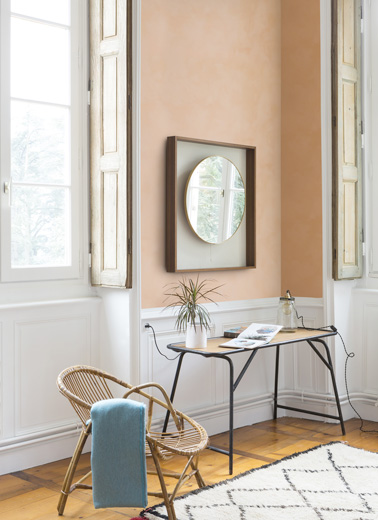 Une pointe de douceur dans ce salon très lumineux où un seul mur a été peint à la peinture à la chaux. Une invitation à la détente pour une déco authentique et reposante 