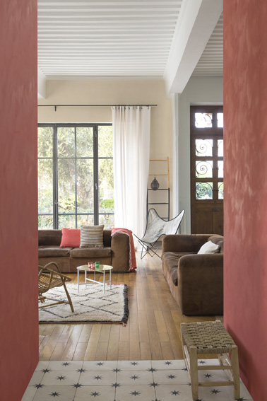 En voilà un joli couloir à l’aspect brossé peint à la peinture à la chaux ! Une teinte rouge terre ultra tendance sur les murs pour une déco originale de votre couloir 