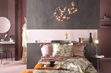 Une peinture chambre à effet sur la tête de lit bicolore Cette peinture de chambre très féminine ne manque pas de caractère grâce à un effet texturé qui délimite les espaces. La tête de lit est le point d’orgue de la pièce.