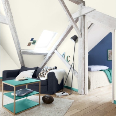 Une peinture chambre blanche et bleu pour jouer sur les contrastes La peinture de cette chambre sous combles est ponctuée par de belles poutres en bois massif blanchies pour faire propre. Le mur du fond peint en bleu donne du caractère.