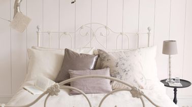 Une peinture chambre blanche immaculée pour des nuits pures La peinture de la chambre donne le ton et apporte de la luminosité dans la pièce. Le soir, elle crée une ambiance neutre comme dans un cocon cotonneux qui invite à la relaxation.