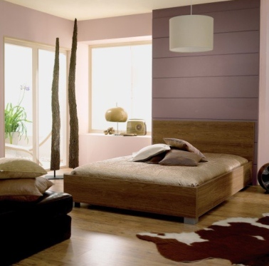 Une peinture chambre élégante pour partir au pays des rêves Cette peinture de chambre est sobre mais égayée par une avancée qui fait office de maxi tête de lit. La couleur se marie avec élégance aux détails déco de la pièce : tapis vache, lit en bois massif, …