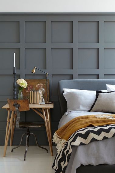 Une peinture chambre gris moyen sur des lambris en bois La peinture de la chambre peut recouvrir une variété de supports : mur bien sûr, mais aussi boiseries ou tête de lit. L’avantage est d’obtenir une décoration entièrement personnalisée.