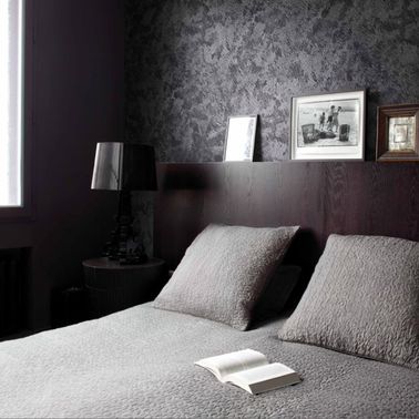 Cette peinture chambre avec un effet matière donne du volume à la pièce. Elle apporte une véritable personnalisation à cet espace meublé volontairement de façon assez sobre.