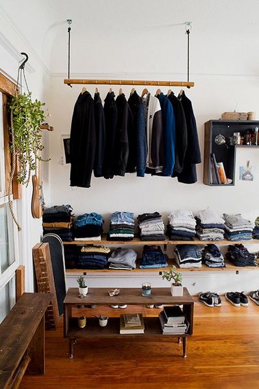 Un dressing qui ne coûte pas cher, c'est avant tout un aménagement bien pensé. Exploitez la hauteur sous plafond pour ranger un maximum de vêtement : l'effet déco est au rendez-vous !