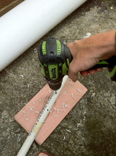 Pour la deuxième étape de la réalisation du jardin suspendu, faites des petit trous dans le petit tuyau avec une perceuse classique. Ces trous serviront à arroser vos pieds de fraisiers facilement